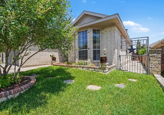 Photo 2 of Single family home for sale at 9936 Blue Bell Dr, Fort Worth, TX 76108 | MLS# 21311523 | Listing updated on 2026-08-30