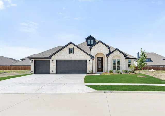 Photo 1 of Sale Pending at 325 London Dr, Lavon, TX 75166 | MLS# 21311603 | Listing updated on 2026-07-14