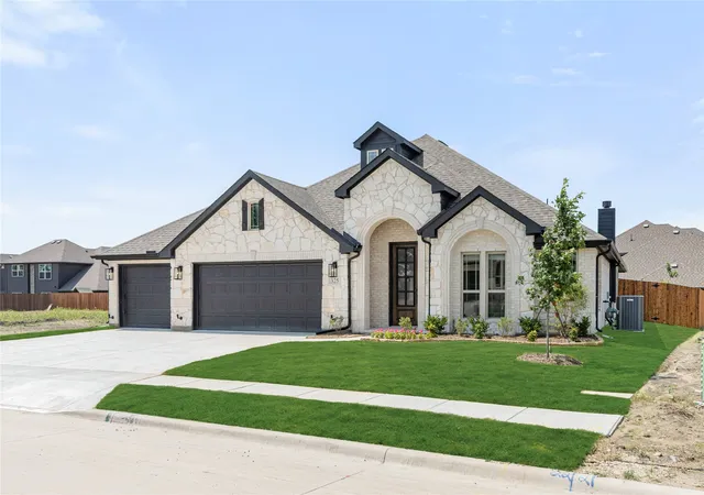 Photo 3 of Sale Pending at 325 London Dr, Lavon, TX 75166 | MLS# 21311603 | Listing updated on 2026-07-14