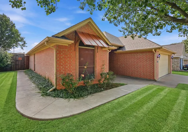 Photo 2 of Single family home for sale at 708 Hillcrest Dr, Cleburne, TX 76033 | MLS# 21311478 | Listing updated on 2026-08-20