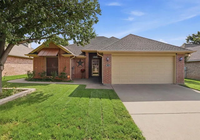 Photo 3 of Single family home for sale at 708 Hillcrest Dr, Cleburne, TX 76033 | MLS# 21311478 | Listing updated on 2026-08-20