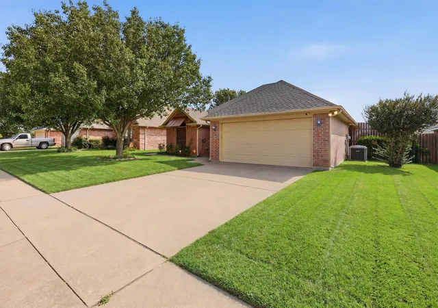 Photo 3 of Single family home for sale at 708 Hillcrest Dr, Cleburne, TX 76033 | MLS# 21311478 | Listing updated on 2026-08-20
