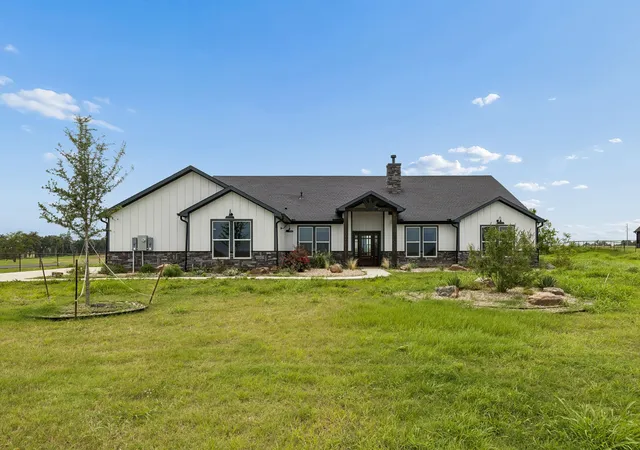 Homes for sale in Whitesboro, TX | 835 Club Lake Rd, Whitesboro, TX 76273 | MLS# 21295666