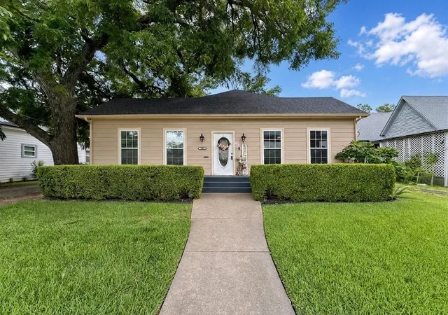 Photo 3 of Single family home for sale at 620 S Crockett St, Sherman, TX 75090 | MLS# 21299554 | Listing updated on 2026-09-17