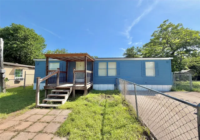 Photo 2 of Sale Pending at 2022 Parrish St, Waco, TX 76705 | MLS# 21311706 | Listing updated on 2026-08-06
