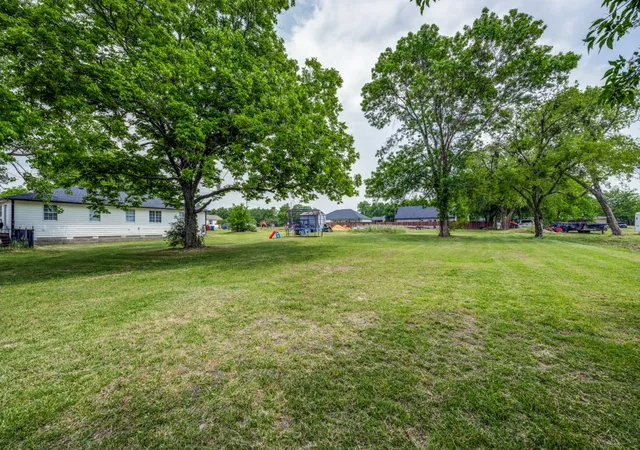 Photo 24 of Single family home for sale at 411 W Houston St, Leonard, TX 75452 | MLS# 21311753 | Listing updated on 2026-08-18