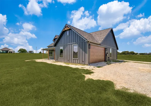 Photo 4 of Single family home for sale at 1150 Doss Rd, Millsap, TX 76066 | MLS# 21308240 | Listing updated on 2026-10-01