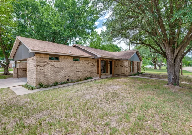 Homes for sale in Mabank, TX | 221 N 1st St, Mabank, TX 75147 | MLS# 21311858