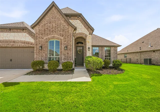Photo 2 of Single family home for sale at 1086 Mickelson Dr, Granbury, TX 76048 | MLS# 21309882 | Listing updated on 2026-08-22