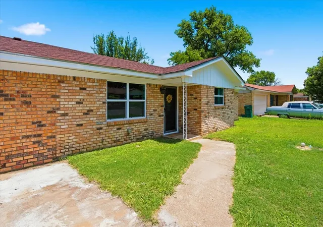 Photo 3 of Single family home for sale at 213 Virginia Dr, Waco, TX 76705 | MLS# 21311738 | Listing updated on 2026-08-22