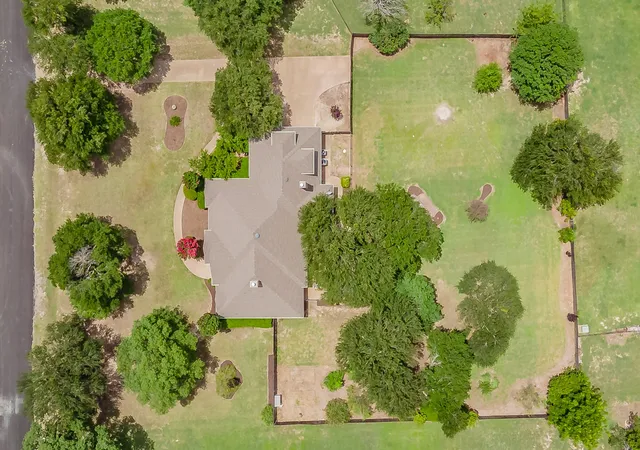 Photo 3 of Sale Pending at 1304 Greenview Dr, Aledo, TX 76008 | MLS# 21311209 | Listing updated on 2026-08-22