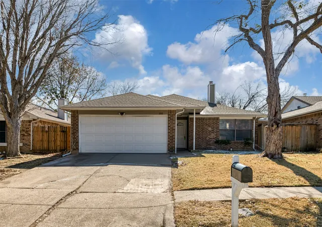 Photo 1 of Single family home for sale at 200 Caprock Dr, Arlington, TX 76018 | MLS# 21312147 | Listing updated on 2026-08-25