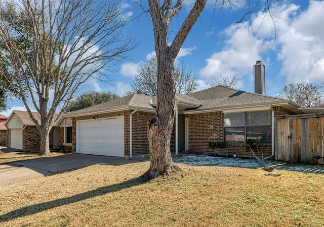 Photo 2 of Single family home for sale at 200 Caprock Dr, Arlington, TX 76018 | MLS# 21312147 | Listing updated on 2026-08-25