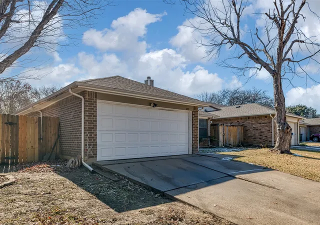 Photo 3 of Single family home for sale at 200 Caprock Dr, Arlington, TX 76018 | MLS# 21312147 | Listing updated on 2026-08-25