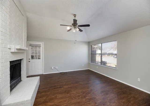 Photo 4 of Single family home for sale at 200 Caprock Dr, Arlington, TX 76018 | MLS# 21312147 | Listing updated on 2026-08-25