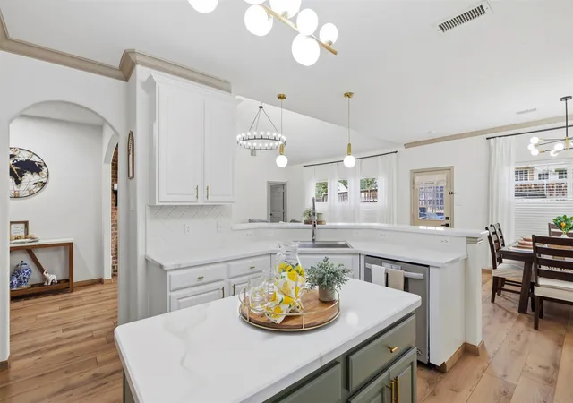 Photo 3 of Single family home for sale at 601 Cresthaven Dr, Mc Kinney, TX 75071 | MLS# 21312239 | Listing updated on 2026-08-30