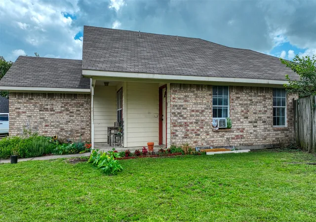 Photo 3 of Single family home for sale at 108 Wolf Ln, Waco, TX 76705 | MLS# 21312263 | Listing updated on 2026-08-27