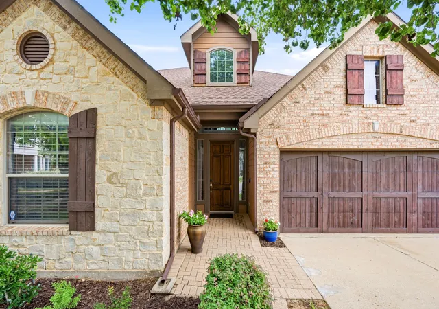 Homes for sale in Euless, TX | 2510 Kodiak Cir, Euless, TX 76039 | MLS# 21309751