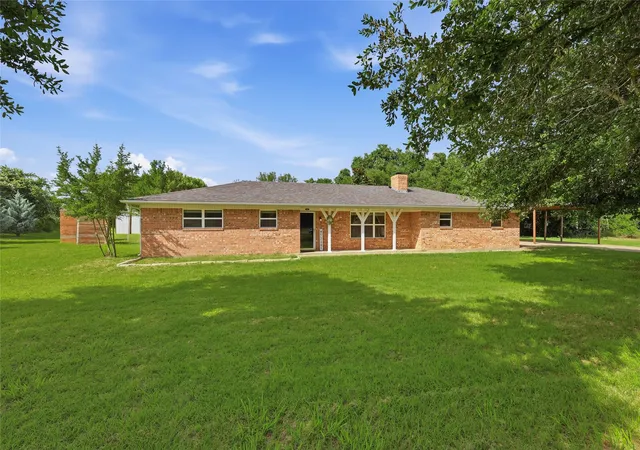 Photo 1 of Single family home for sale at 101 Pleasant Valley Ln, Weatherford, TX 76087 | MLS# 21309129 | Listing updated on 2026-09-19