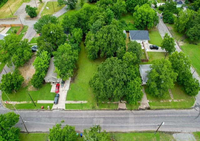 Photo 3 of Sale Pending at 209 E College St, Sherman, TX 75090 | MLS# 21305634 | Listing updated on 2026-09-30