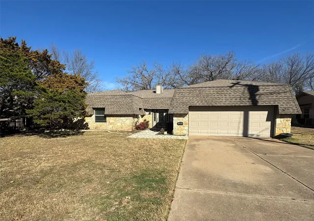 Photo 2 of Single family home for sale at 3904 Cimmaron Trl, Granbury, TX 76049 | MLS# 21312509 | Listing updated on 2026-07-26