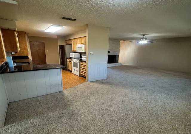 Photo 4 of Single family home for sale at 3904 Cimmaron Trl, Granbury, TX 76049 | MLS# 21312509 | Listing updated on 2026-07-26