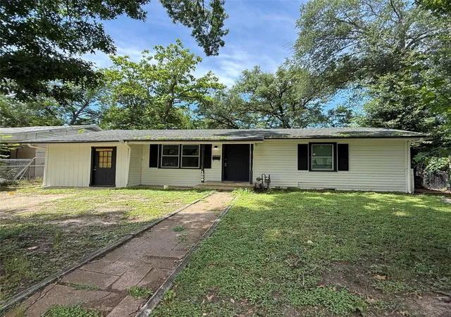 Homes for sale in Corsicana, TX | 1306 Liveoak Ave, Corsicana, TX 75110 | MLS# 21312510