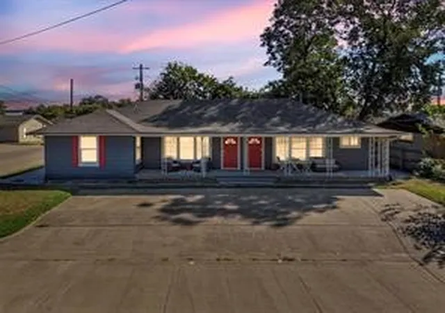 Photo 1 of Single family home for sale at 201 S Jones Street, Granbury, TX 76048 | MLS# 21308130 | Listing updated on 2026-09-20