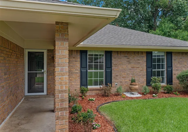 Photo 3 of Single family home for sale at 805 Dalisa Cir, Shreveport, LA 71118 | MLS# 21245251 | Listing updated on 2026-09-21
