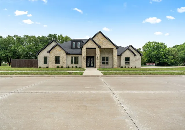 Photo 2 of Single family home for sale at 7611 Awadi Ct, Arlington, TX 76001 | MLS# 21303893 | Listing updated on 2026-10-06