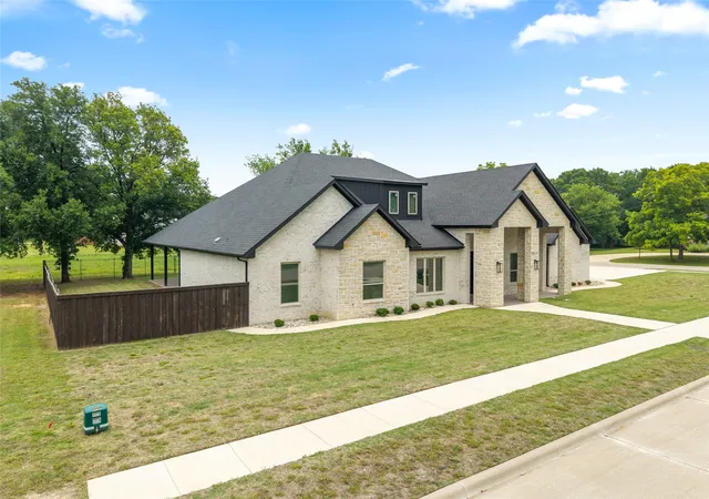 Photo 3 of Single family home for sale at 7611 Awadi Ct, Arlington, TX 76001 | MLS# 21303893 | Listing updated on 2026-10-06
