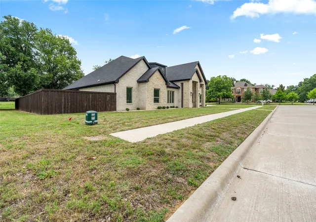 Photo 3 of Single family home for sale at 7611 Awadi Ct, Arlington, TX 76001 | MLS# 21303893 | Listing updated on 2026-10-06