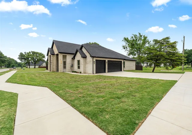 Photo 4 of Single family home for sale at 7611 Awadi Ct, Arlington, TX 76001 | MLS# 21303893 | Listing updated on 2026-10-06