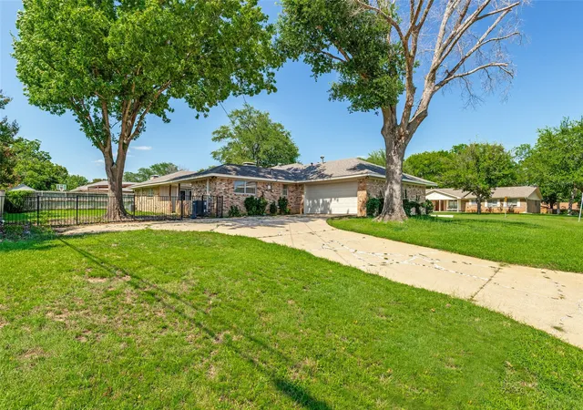 Photo 3 of Sale Pending at 2500 Brookhaven Dr, Denison, TX 75020 | MLS# 21312580 | Listing updated on 2026-10-03