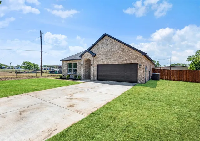 Photo 3 of Single family home for sale at 112 Miller Rd, Kemp, TX 75143 | MLS# 21311757 | Listing updated on 2026-09-22