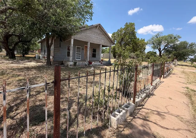 Homes for sale in Stamford, TX | 210 E Campbell St, Stamford, TX 79553 | MLS# 21311960