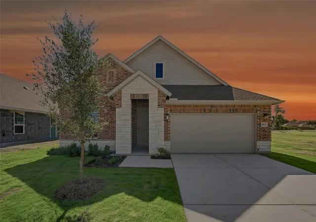 Photo 1 of Sale Pending at 901 Silverleaf Dr, Ennis, TX 75119 | MLS# 21312692 | Listing updated on 2026-10-05