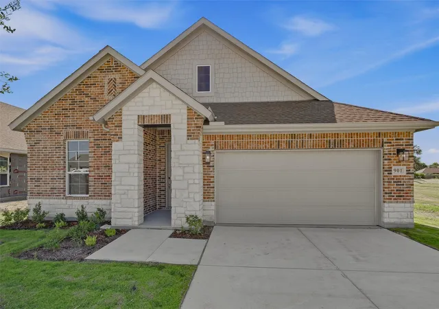 Photo 2 of Sale Pending at 901 Silverleaf Dr, Ennis, TX 75119 | MLS# 21312692 | Listing updated on 2026-10-05