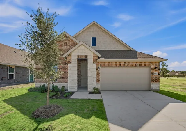 Photo 3 of Sale Pending at 901 Silverleaf Dr, Ennis, TX 75119 | MLS# 21312692 | Listing updated on 2026-10-05