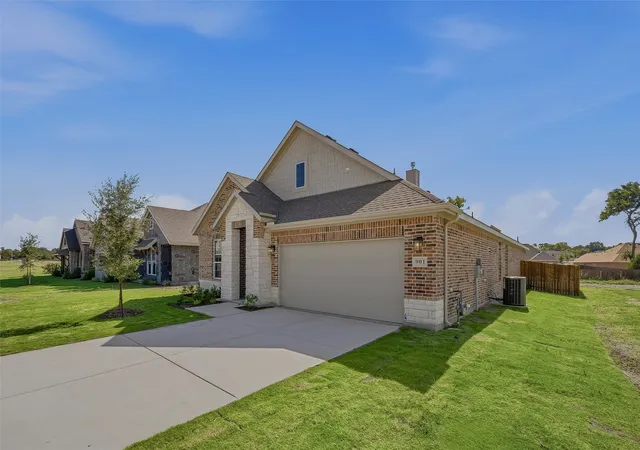 Photo 3 of Sale Pending at 901 Silverleaf Dr, Ennis, TX 75119 | MLS# 21312692 | Listing updated on 2026-10-05