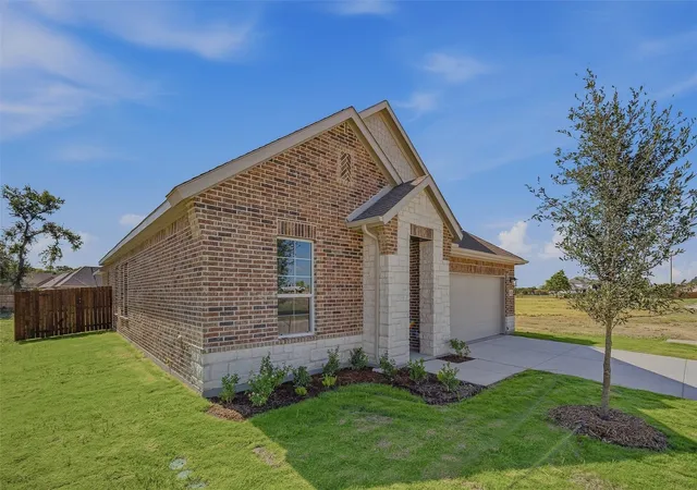 Photo 4 of Sale Pending at 901 Silverleaf Dr, Ennis, TX 75119 | MLS# 21312692 | Listing updated on 2026-10-05