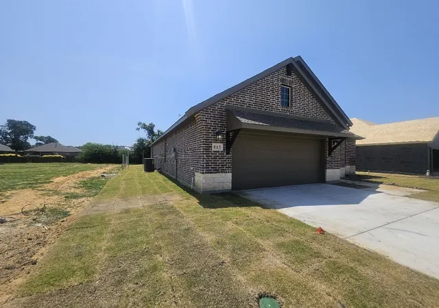 Photo 3 of Sale Pending at 813 Silverleaf Dr, Ennis, TX 75119 | MLS# 21312709 | Listing updated on 2026-08-31