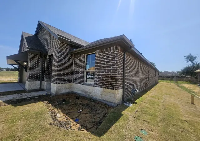 Photo 3 of Sale Pending at 813 Silverleaf Dr, Ennis, TX 75119 | MLS# 21312709 | Listing updated on 2026-08-31