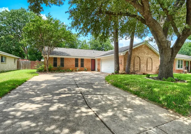 Homes for sale in Bedford, TX | 821 Prestwick St, Bedford, TX 76022 | MLS# 21311104