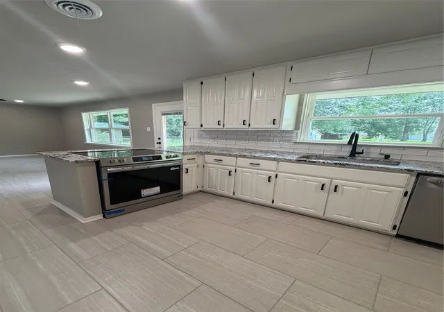 Photo 3 of Sale Pending at 1601 San Jacinto St, Sulphur Springs, TX 75482 | MLS# 21311866 | Listing updated on 2026-10-07