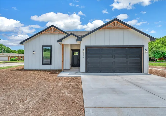Homes for sale in Clifton, TX | 806 S Avenue Q, Clifton, TX 76634 | MLS# 21312778
