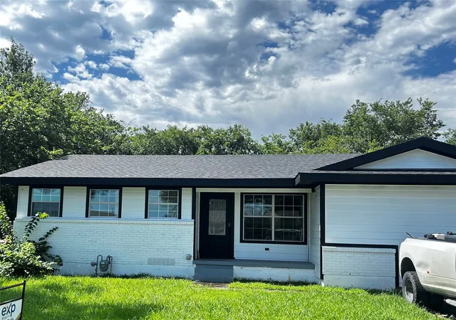 Photo 1 of Single family home for sale at 110 E Cunningham St, Bonham, TX 75418 | MLS# 21312876 | Listing updated on 2026-07-09