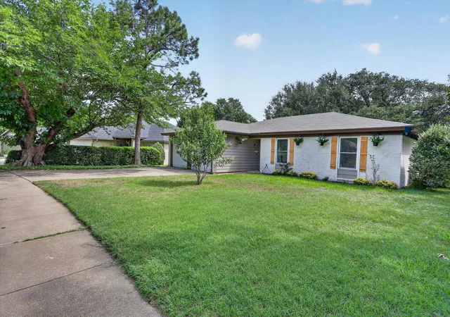 Homes for sale in Crowley, TX | 324 N Heights Dr, Crowley, TX 76036 | MLS# 21307887