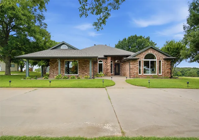Photo 1 of Single family home for sale at 152 Fox Rd, Weatherford, TX 76088 | MLS# 21312844 | Listing updated on 2026-08-22