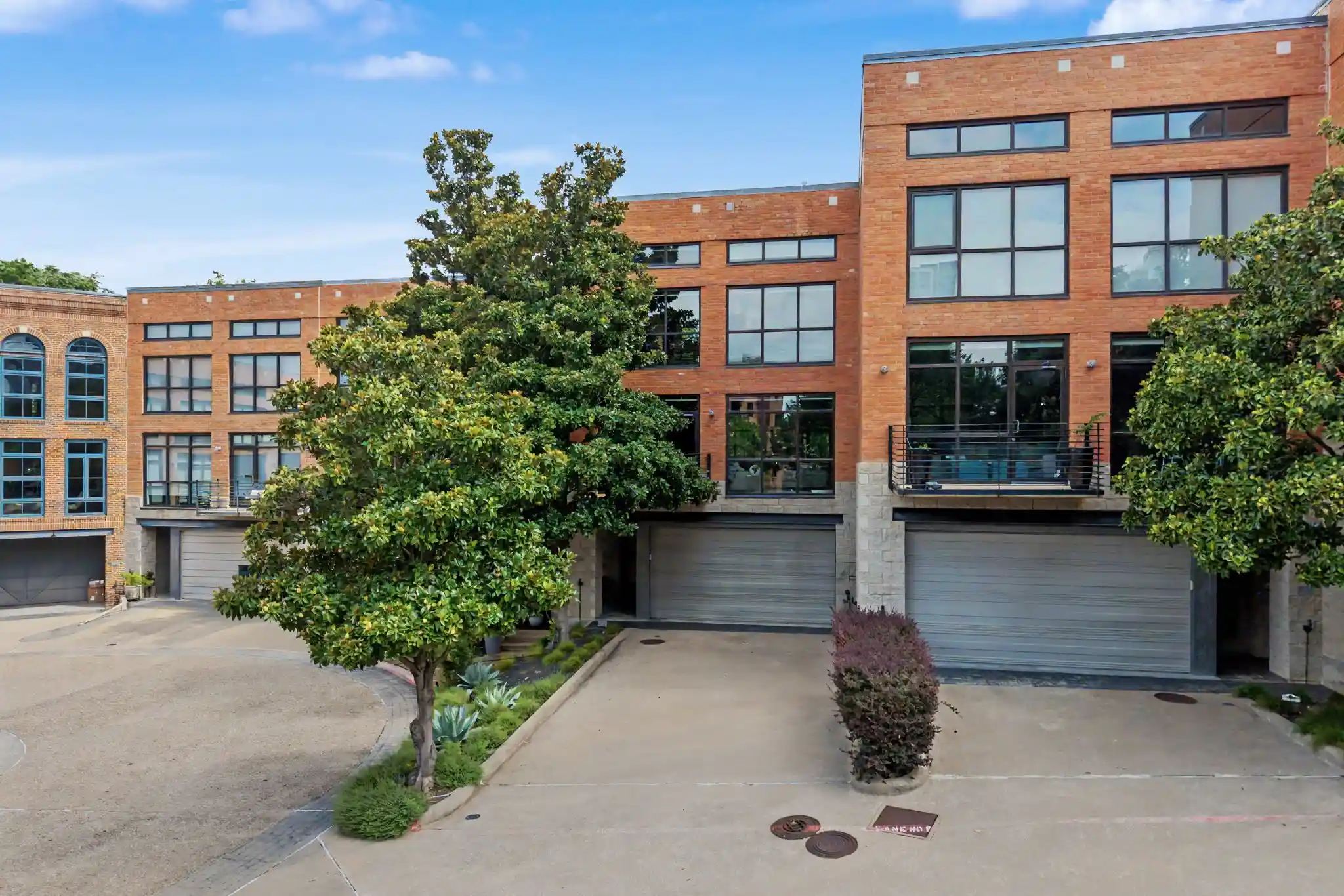Photo 1 of Townhouse for sale at 2967 Magnolia Hill Ct, Dallas, TX 75201 | MLS# 21311607 | Listing updated on 2026-10-24